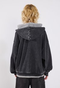 YOURTURN UNISEX - Džemperis ar kapuci - true black