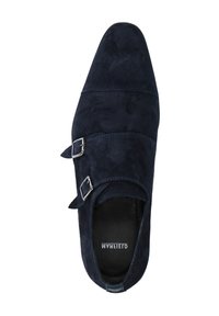 Marineblauwe suède dubbele monk strap schoen met spitse neus, zilveren gespen en een gladde zwarte leren binnenkant.