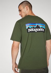Patagonia LOGO - Tricou cu imprimeu - pine green