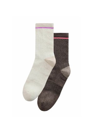 Eine hellbeige Socke mit einem lila Streifen und eine dunkelbraune Socke mit einem pinken Streifen, beide in mittlerer Wadenlänge mit strukturierten Mustern.