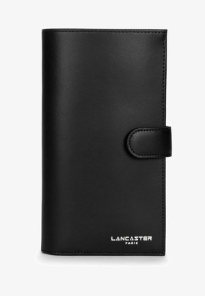 Portafoglio in pelle nera con una texture liscia, chiusura a bottone e logo "LANCASTER PARIS" impresso nella parte inferiore.