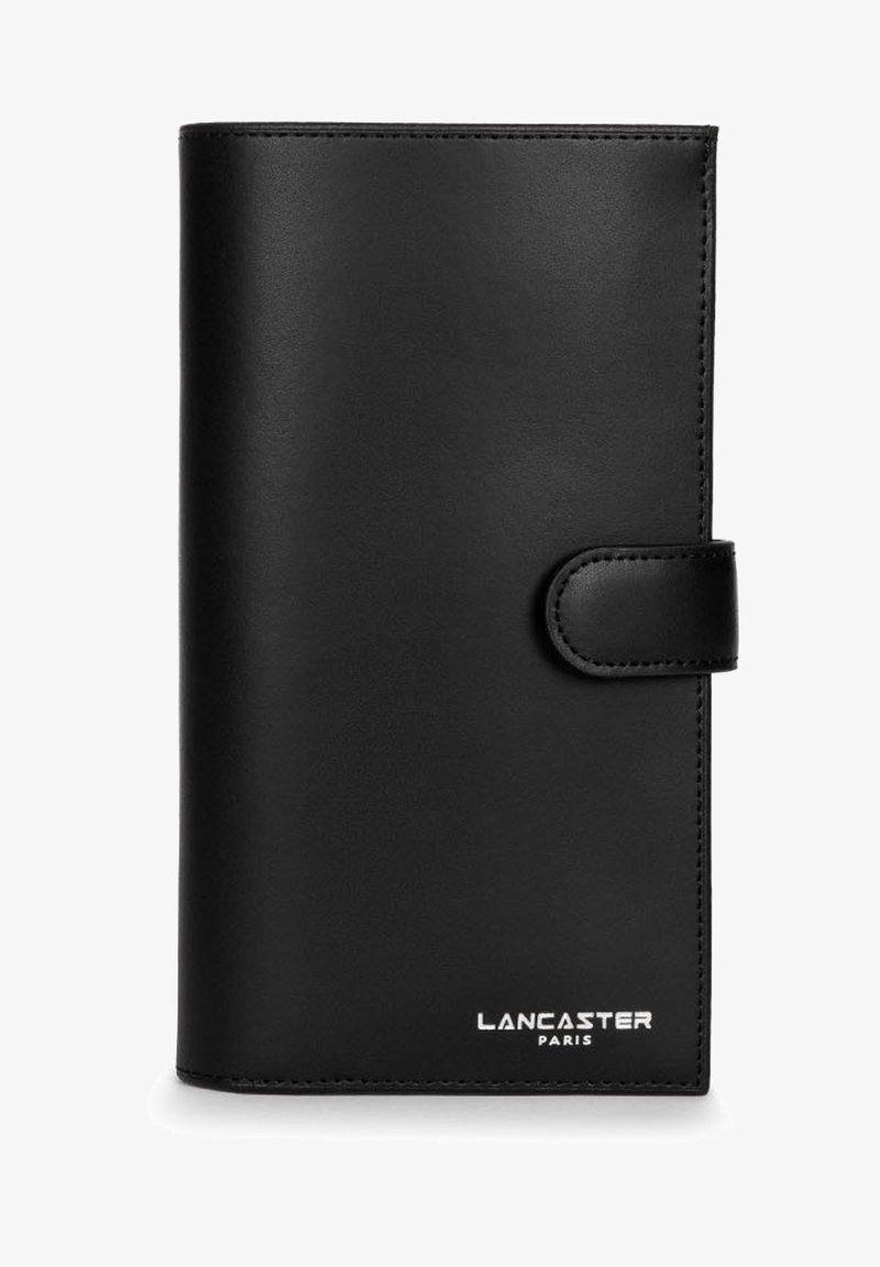 Zwarte leren portemonnee met een gladde textuur, drukknoopsluiting en het geëmbosseerde "LANCASTER PARIS" logo aan de onderkant.