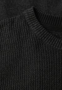 Schwarzer Strickpullover mit einem gerippten Muster und rundem Halsausschnitt. Der Stoff wirkt weich mit einem dezenten Glanz und gleichmäßigem Muster.