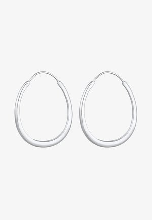 Sølvøreringe med en glat, poleret overflade. Deres cirkulære form har et sømløst design og en minimalistisk æstetik.