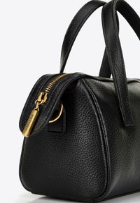 Sac à main en cuir noir avec une finition texturée, fermeture éclair dorée et accents. Présente une forme arrondie et de courtes poignées. Le tirette de la fermeture éclair arbore le logo.