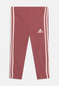 Leggings bordeaux realizzati in misto cotone, con strisce verticali bianche e logo adidas. Tessuto morbido con vita elasticizzata.