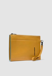 Borse a tracolla gialla in pelle con texture liscia, bordo della zip blu a contrasto e tracolla rimovibile. Design minimalista senza motivi.