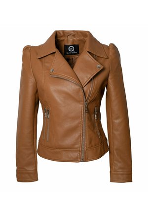 Giacca aderente in pelle marrone con cerniera frontale asimmetrica, due tasche con zip e ampio colletto a revers, mostrata su sfondo bianco.