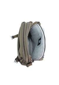 Brauner Rucksack mit mehreren Reißverschlussfächern. Das Innenfutter zeigt ein hellgraues und dunkleres graues topografisches Muster. Strapazierfähiges Material und Nähte.