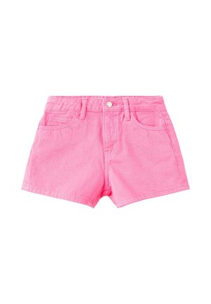 Short en jean rose vif avec bouton à l'avant, passants pour ceinture et deux poches avant sur fond blanc.