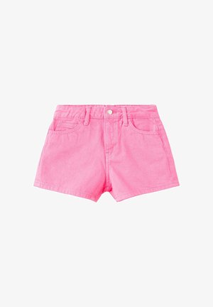 Short en jean rose vif avec bouton à l'avant, passants pour ceinture et deux poches avant sur fond blanc.