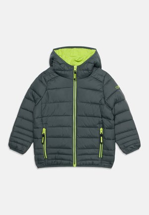 Veste matelassée pour enfants gris foncé avec capuche, fermeture éclair vert vif et détails sur les poches, et poignets élastiques.