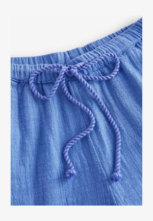 Helle blaue Schlafshorts aus strukturiertem Stoff. Elastischer Bund mit einer verdrehten Kordel in passendem lila Farbton. Einfaches Design.