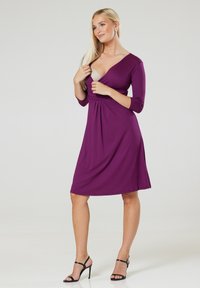 Chelsea Clark FLARED MATERNITY 3/4 SLEEVES - Sukienka z dżerseju