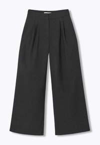 Pantalon gris à jambes larges avec des plis à la taille, fabriqué dans un tissu doux. Il présente une ceinture à taille mi-haute et un design épuré et minimaliste.