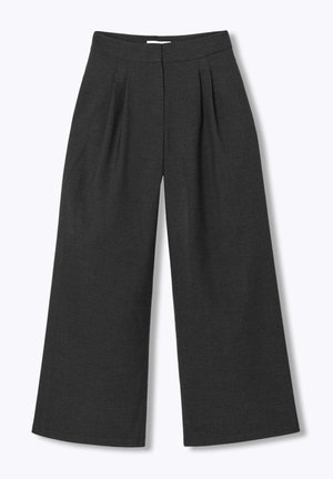 Pantalon gris à jambes larges avec des plis à la taille, fabriqué dans un tissu doux. Il présente une ceinture à taille mi-haute et un design épuré et minimaliste.