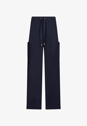 Pantalon large bleu marine avec taille élastique, cordon de serrage et poches cargo latérales boutonnées sur chaque jambe.