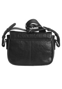 Borsa a tracolla in pelle nera con tracolla regolabile, forma rettangolare piatta, chiusura a pattina e cuciture a contrasto sui bordi.