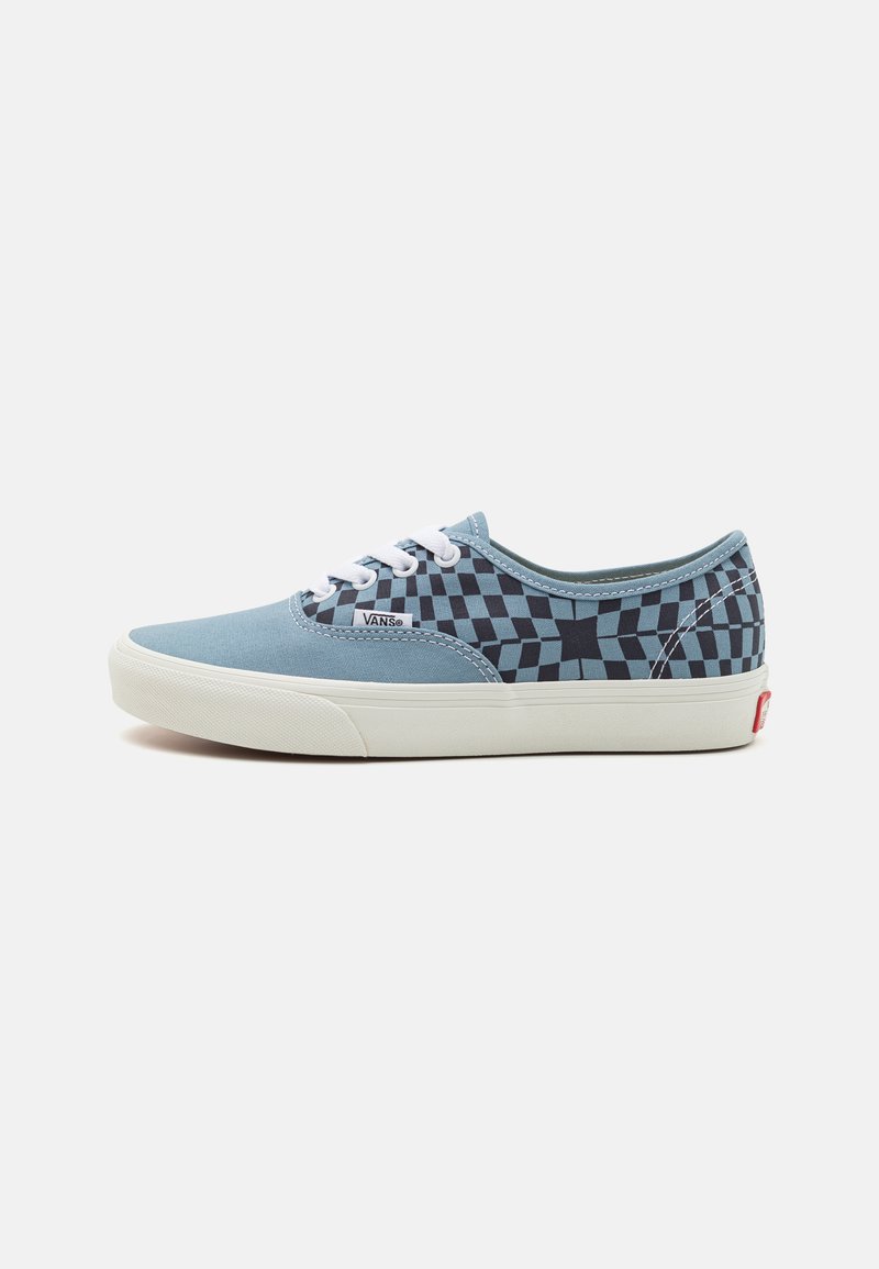 Lichtblauwe canvas sneaker met een donkerblauw ruitpatroon op de zijkanten, witte veters en een witte rubberen zool. Rode logo op de hak.