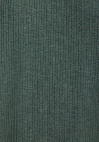 Rebrasta tkanina u tamnozelenoj boji s mekanom teksturom i vertikalnim linijama, stvarajući ravnomjeran uzorak po površini.