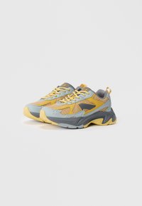 Lisse sneakers i lyseblå, grå og gul. Mesh- og syntetisk overdel, tykk strukturert såle, med fremtredende sideakenter og polstret krage.