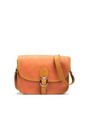 Sac bandoulière compact en cuir marron clair avec fermeture à boucle sur le devant et sangle d'épaule réglable, marqué "Pikolinos" sur le côté inférieur droit.