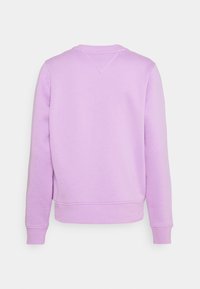 Ljuslila sweatshirt med rund hals, långa ärmar, ribbade muddar och rak fåll. Mjukt tyg med en slät yta.