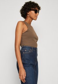 Guess SL MORA CUT OUT BACK - Bluse - general brown