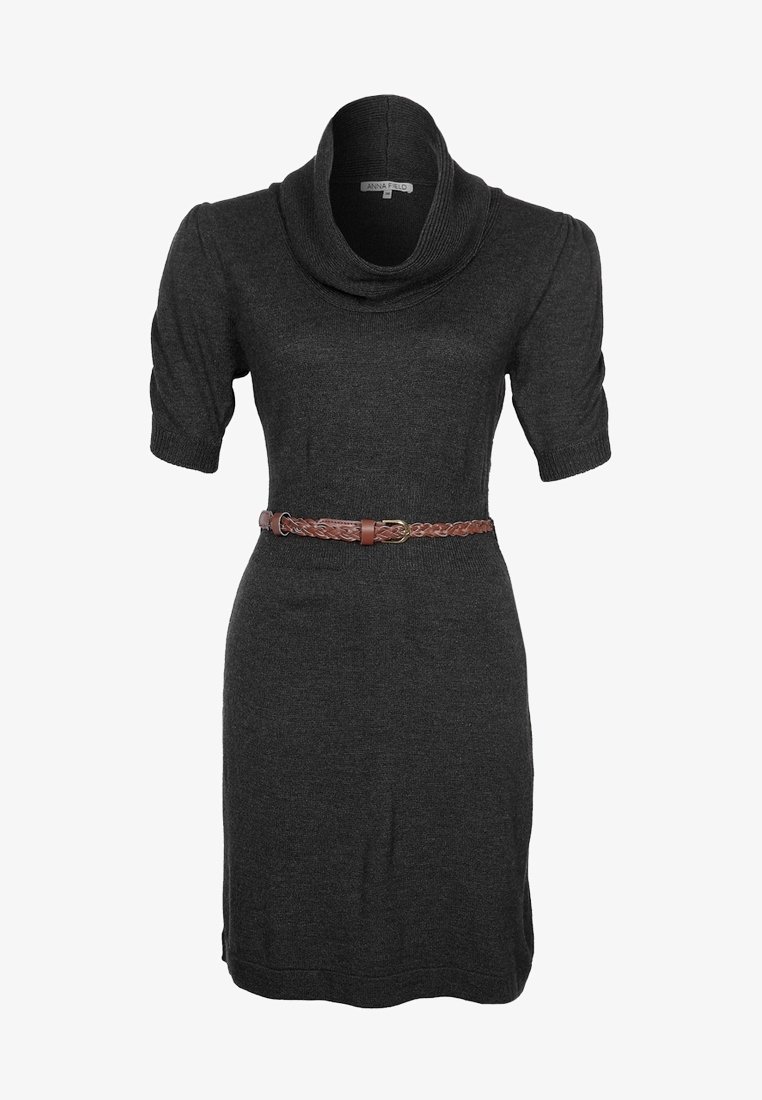 Robe en maille gris foncé avec col bénitier, manches trois-quarts et ceinture tressée marron à la taille.