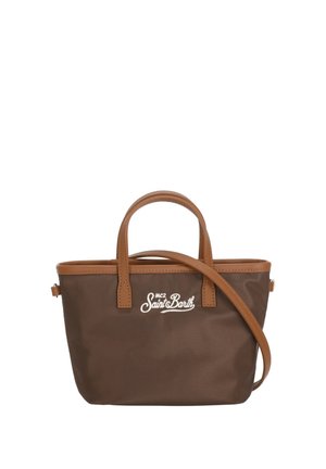 Sac à main rectangulaire marron avec deux poignées courtes, une longue bandoulière et le logo blanc « MC2 Saint Barth » sur le devant.