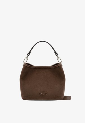 Brązowa zamszowa torebka z pojedynczym czarnym skórzanym paskiem na ramię, srebrnymi okuciami i wytłoczonym logo na przedniej części. Prostokątny kształt.