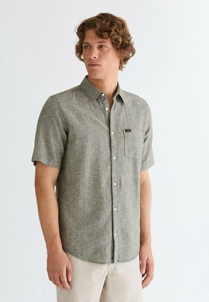 Korte mouw blouse met knopen van lichtgrijze, gestructureerde stof met een borstzak en subtiel logo detail aan de linkerzijde.