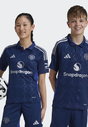 Marineblauwe voetbalshirts en -shorts met witte accenten. Bevat logo's op de borst en mouw, en een geometrisch patroon op de stof.