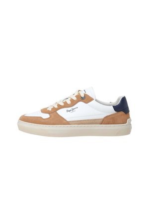 Hvide og beige ruskindssneakers med beige sål, navy hæflap, hvide snørebånd og "Pepe Jeans London"-logo på siden.