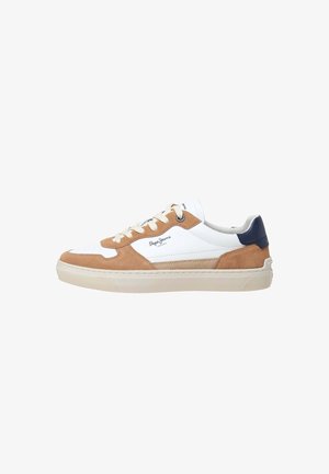 Sneaker in camoscio bianco e beige con suola beige, linguetta sul tallone blu navy, lacci bianchi e logo "Pepe Jeans London" sul lato.
