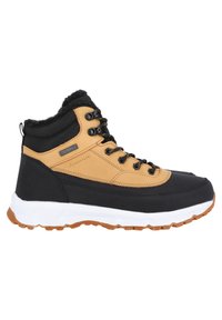 Botas de tobillo impermeables en marrón y negro con un acabado texturizado, que presentan una suela blanca y un diseño de cordones negros. Incluyen forro de piel y detalles del logo.
