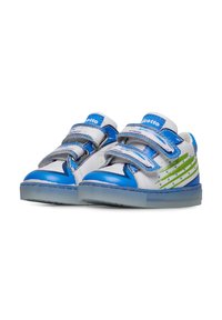 Scarpe per bambini blu e bianche con due strap in velcro, dettagli metallici e strisce verdi. Tessuto liscio e suole in gomma traslucida.