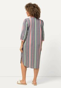 Vestido gris rayado con mangas tres cuartos, que presenta líneas verticales en tonos rosa, verde y azul, y cortes laterales. Textura de tela suave.