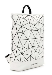 Witte rugzak met een geometrisch zwartlijnenpatroon, gemaakt van synthetisch materiaal. Heeft een handvat aan de bovenkant en een logo aan de onderkant.
