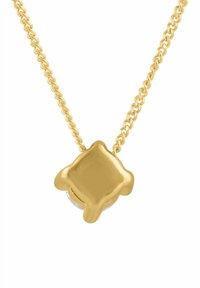Zlatý náhrdelník s textúrovanym štvorcovým príveskom s oblými hranami. Reťaz je jemne prepojená, aby pôsobila nežne.