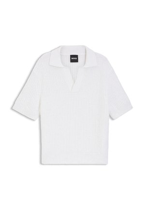 Polo blanc texturé à manches courtes avec col et ouverture en V, arborant une étiquette noire avec le nom de la marque "BOSS" à l'intérieur du col.