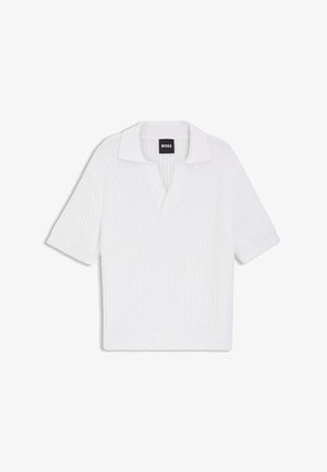 Baltas tekstūruotas trumpomis rankovėmis polo marškinėlis su apykakle ir V formos iškirpte, vidinėje apykaklės dalyje esančia juoda etiketė su prekės ženklu „BOSS“.