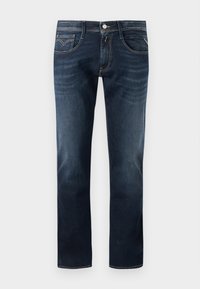 Jeans en denim bleu foncé avec un design classique à jambe droite, comprenant cinq poches, une fermeture par bouton à l'avant et des détails de couture discrets.