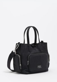 Czarna torba na ramię wykonana z teksturowanej tkaniny, z dwoma zapinanymi na suwak bocznymi kieszeniami oraz krótkimi uchwytami. Logo nadrukowane z przodu. Dołączony regulowany pasek na ramię.