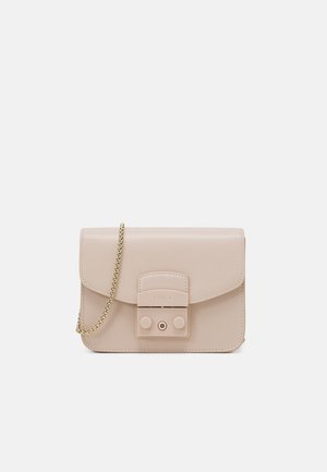 Lille beige crossbody-taske med klaplukning, gyldent kædestrop og mærket rektangulært lås på fronten.