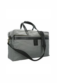 Sac de voyage en tissu gris avec des accents en cuir noir, fermeture zippée sur le dessus, doubles poignées et une bandoulière détachable. Équipé d'une poche frontale.