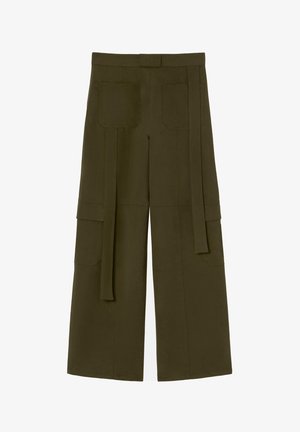 Pantalones cargo en verde oliva, diseño de pierna ancha, con dos grandes bolsillos frontales y largas cintas en la cintura. Textura de tela suave.