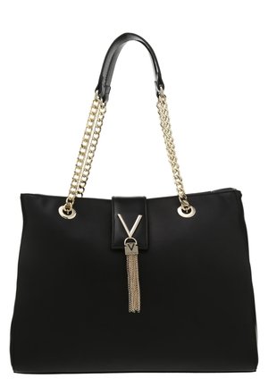 Zwarte draagtas met gouden accenten, dubbele kettinghandvatten, een voorste sluiting met een tassel detail en een glad, gestructureerd ontwerp.