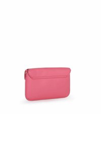 Clutch in finta pelle rosa con una texture liscia, forma rettangolare e chiusura con zip. Presenta un flap anteriore per una conservazione sicura.