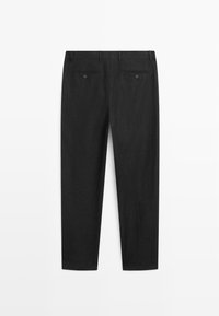 Pantalon noir sur mesure avec passants pour ceinture, deux poches arrière à boutons, et coupe droite, présenté de dos sur un fond blanc.